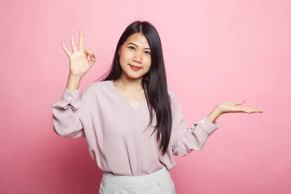 Vacker Ung Asiatisk Kvinna Visa Palm Hand Och Tecken Rosa — Stockfoto