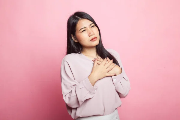 若いアジア女性はピンクの背景に胸の痛みを持ってください — ストック写真