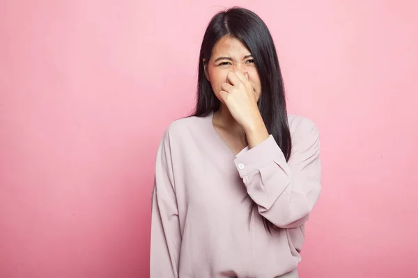 Ung Asiatisk Kvinna Håller Näsan Grund Dålig Lukt Rosa Bakgrund — Stockfoto