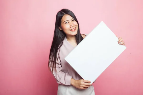 Joven Mujer Asiática Con Blanco Signo Blanco Sobre Fondo Rosa —  Fotos de Stock