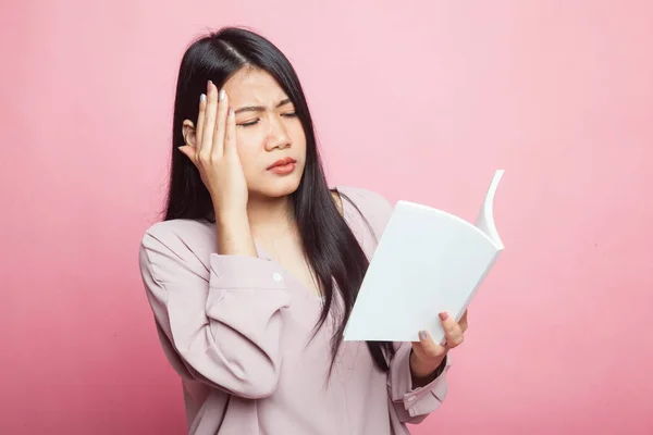 Giovane Donna Asiatica Avuto Mal Testa Leggere Libro Sfondo Rosa — Foto Stock