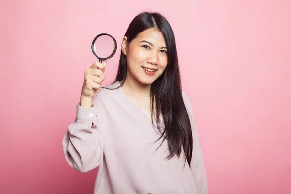 Young Asian Woman Magnifying Glass Pink Background — Stock Photo, Image