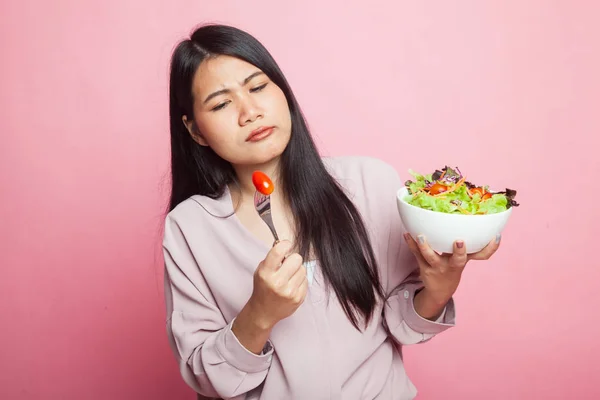 Aziatische Vrouw Haat Salade Roze Achtergrond — Stockfoto