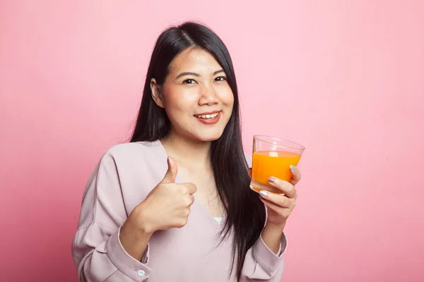 Jovem Mulher Asiática Polegares Para Cima Beber Suco Laranja Fundo — Fotografia de Stock