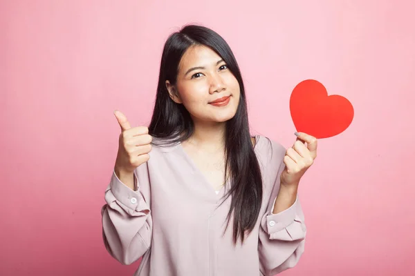 Mujer Asiática Pulgares Arriba Con Corazón Rojo Sobre Fondo Rosa —  Fotos de Stock