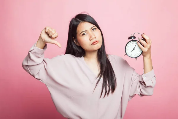 Jovem Mulher Asiática Polegares Para Baixo Com Relógio Fundo Rosa — Fotografia de Stock