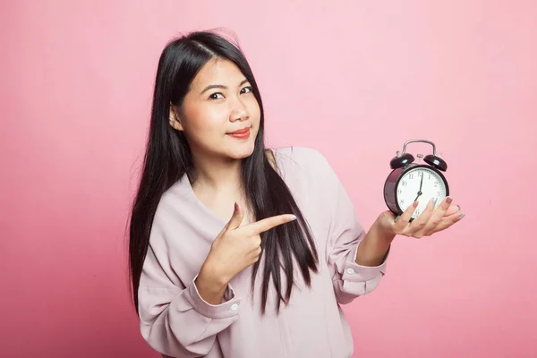 Jovem Mulher Asiática Apontar Para Relógio Fundo Rosa — Fotografia de Stock