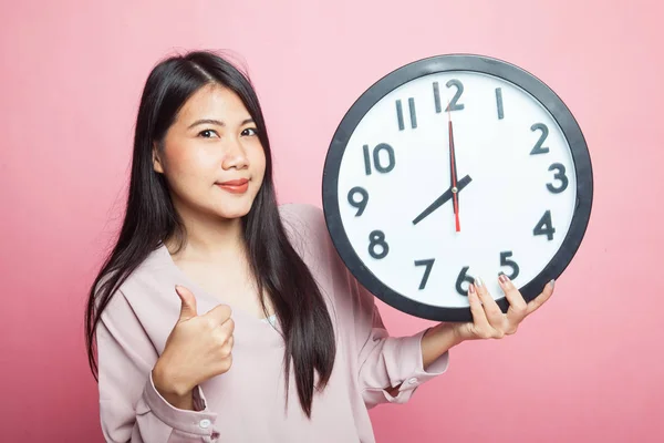 Jovem Mulher Asiática Polegares Para Cima Com Relógio Fundo Rosa — Fotografia de Stock