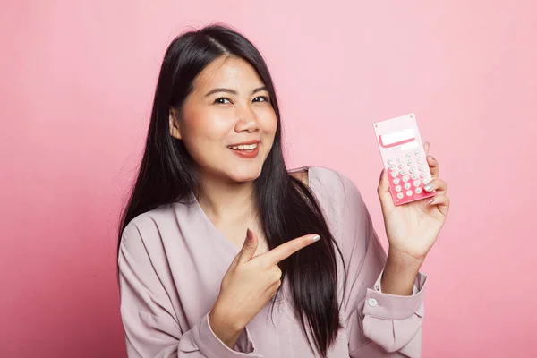 アジアの女性はピンクの背景で計算するためにポイント — ストック写真