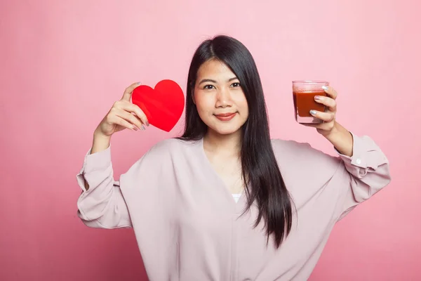 Joven Mujer Asiática Con Jugo Tomate Corazón Rojo Sobre Fondo —  Fotos de Stock