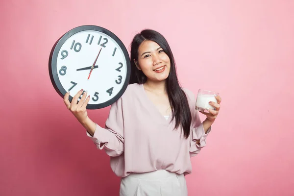 Saludable Mujer Asiática Bebiendo Vaso Leche Celebrar Reloj Sobre Fondo — Foto de Stock