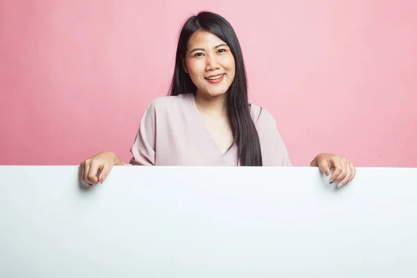 Joven Mujer Asiática Con Cartel Blanco Sobre Fondo Rosa — Foto de Stock