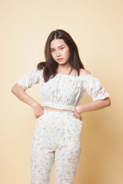 Bej arka planda güzel bir Asyalı kadının portresi.