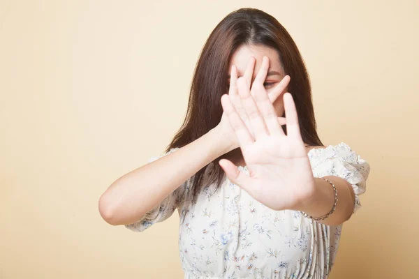 Giovane Donna Asiatica Nascondere Suo Volto Sfondo Beige — Foto Stock