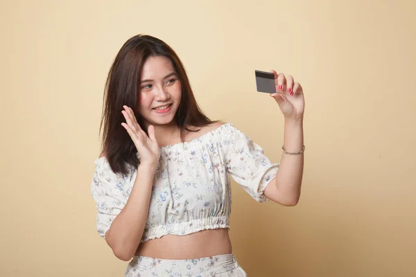 Joven Mujer Asiática Feliz Con Tarjeta Blanco Sobre Fondo Beige —  Fotos de Stock