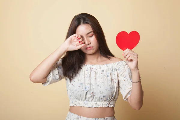 Mujer Asiática Triste Llorar Con Corazón Rojo Sobre Fondo Beige —  Fotos de Stock