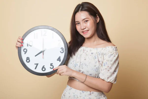 Joven Mujer Asiática Con Reloj Sobre Fondo Beige —  Fotos de Stock