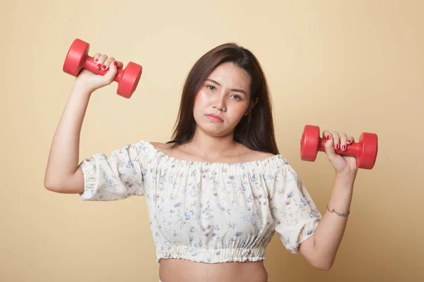 Utmattad Asiatisk Kvinna Med Hantlar Beige Bakgrund — Stockfoto