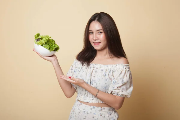 Friska Asiatiska Kvinna Med Sallad Beige Bakgrund — Stockfoto