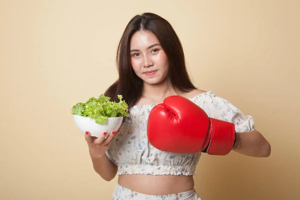 Joven Mujer Asiática Con Guante Boxeo Ensalada Sobre Fondo Beige —  Fotos de Stock