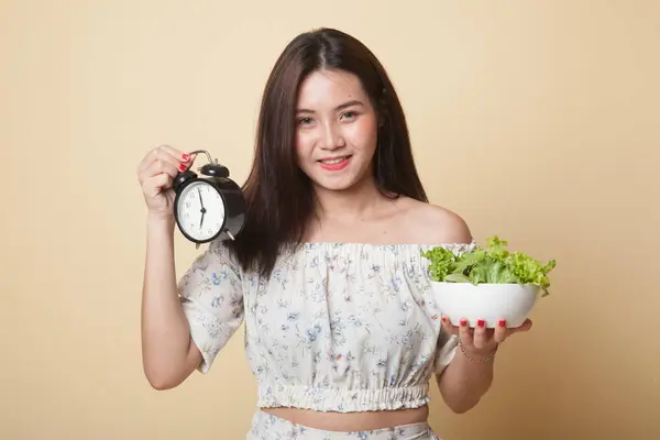 Jovem Mulher Asiática Com Relógio Salada Fundo Bege — Fotografia de Stock