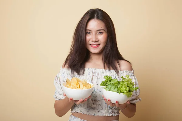 Jovem Mulher Asiática Com Batatas Fritas Salada Fundo Bege — Fotografia de Stock