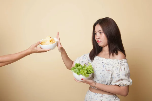 Young Asian Woman Salad Say Potato Chips Beige Background — Stock Photo, Image