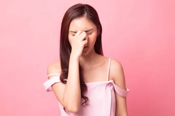 Joven Mujer Asiática Enfermó Dolor Cabeza Sobre Fondo Rosa — Foto de Stock