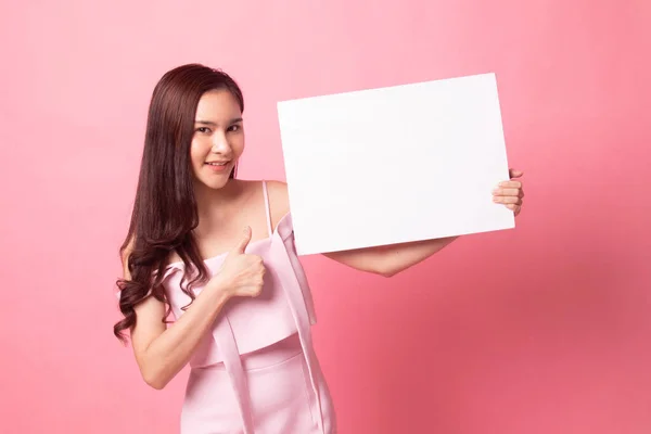 若いですアジアの女性ショーともに白の空白の看板上のピンクの背景 — ストック写真