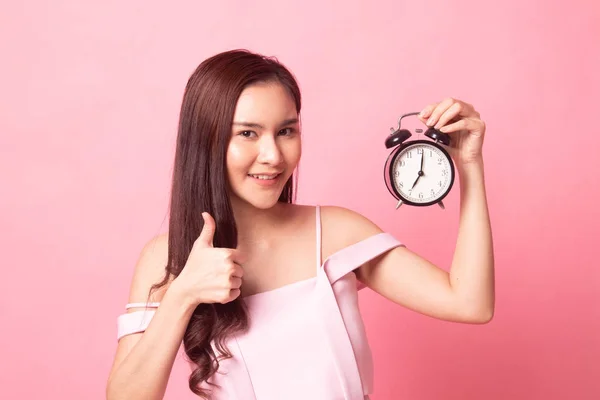 Jeune Asiatique Femme Montrer Avec Une Horloge Sur Fond Rose — Photo
