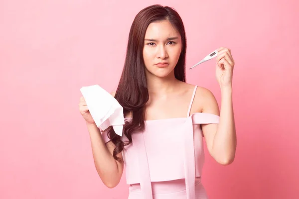 Joven Mujer Asiática Sonrisa Con Reloj Sobre Fondo Rosa — Foto de Stock