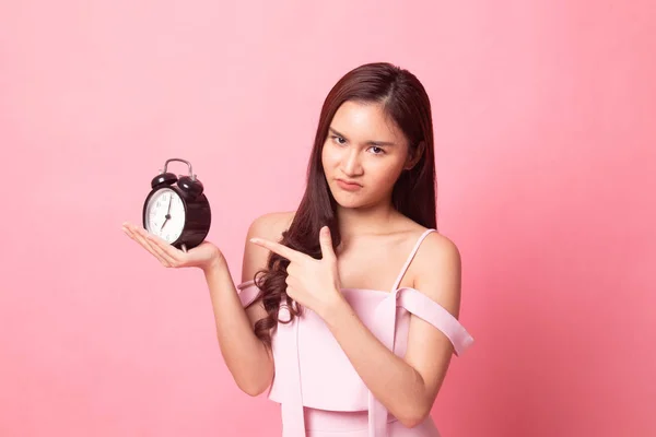 Sleepy Joven Mujer Asiática Con Reloj Mañana Sobre Fondo Rosa —  Fotos de Stock