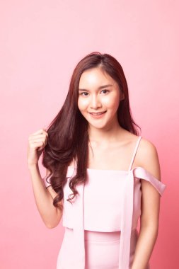 Pembe arka planda güzel bir Asyalı kadının portresi.