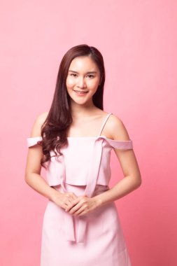 Pembe arka planda güzel bir Asyalı kadının portresi.