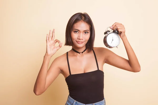 Joven Mujer Asiática Show Con Reloj Beige Fondo —  Fotos de Stock