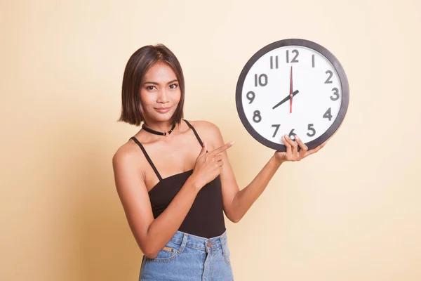 Joven Mujer Asiática Apuntan Reloj Sobre Fondo Beige —  Fotos de Stock