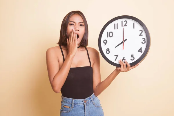 Somnolent Jeune Femme Asiatique Avec Une Horloge Matin Sur Fond — Photo