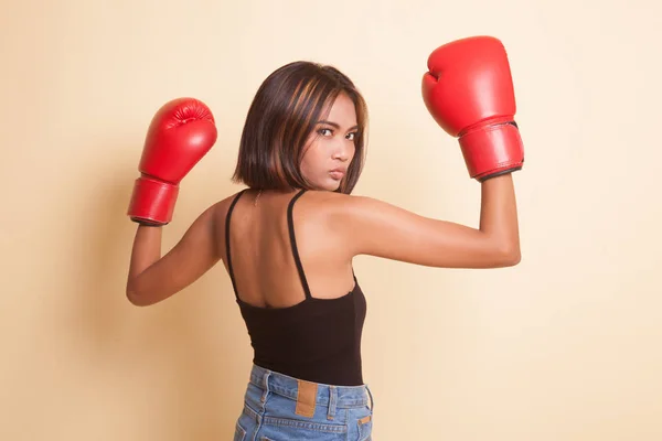 Jovem Mulher Asiática Com Luvas Boxe Vermelho Fundo Bege — Fotografia de Stock
