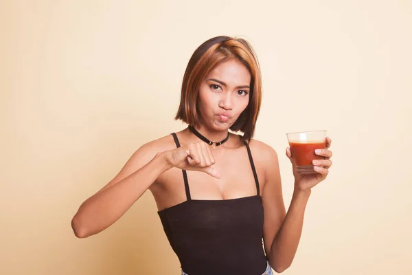 Joven Mujer Asiática Pulgares Abajo Odio Jugo Tomate Beige Fondo —  Fotos de Stock