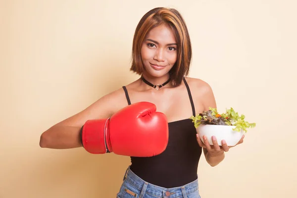 Ung Asiatisk Kvinna Med Boxning Handske Och Sallad Beige Bakgrund — Stockfoto