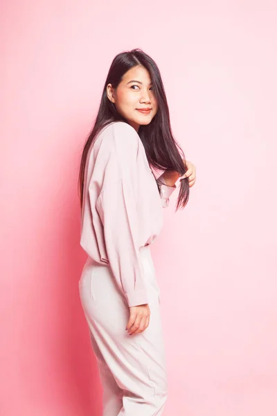 Güzel Genç Asyalı Kadın Pembe Bir Arka Plan Üzerinde Pembe — Stok fotoğraf
