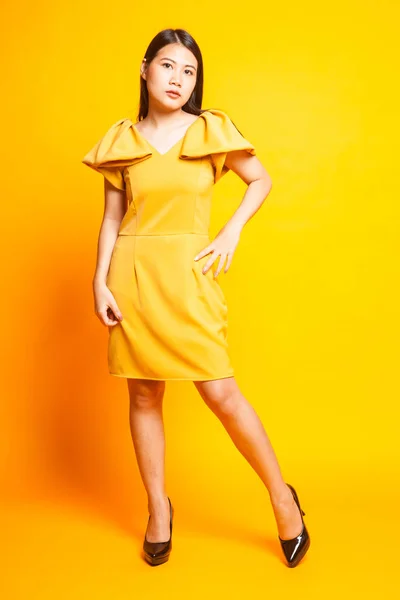 Bela Jovem Ásia Mulher Amarelo Vestido Amarelo Fundo — Fotografia de Stock