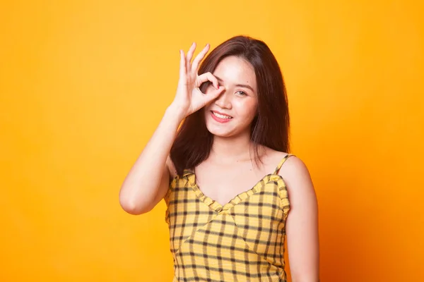 Mooie Jonge Aziatische Vrouw Toon Bord Boven Haar Oog Gele — Stockfoto