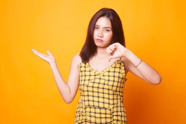 Joven Mujer Asiática Mostrar Palma Mano Los Pulgares Hacia Abajo —  Fotos de Stock