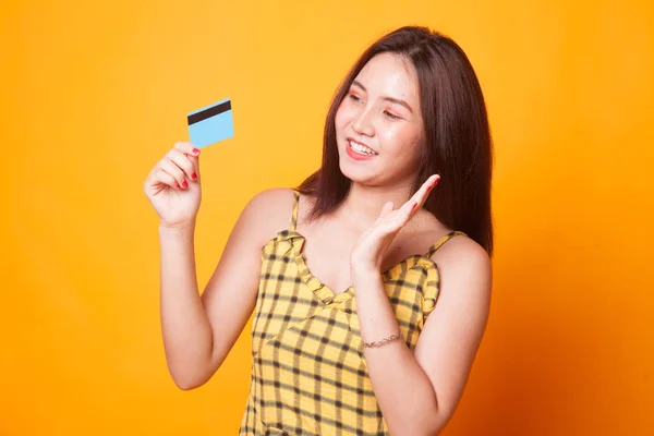Joven Mujer Asiática Feliz Con Tarjeta Blanco Sobre Fondo Amarillo —  Fotos de Stock