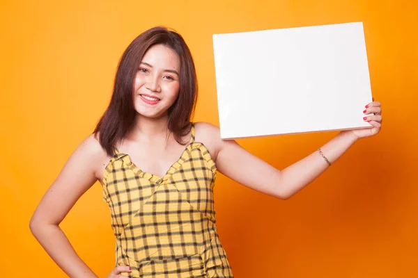 Señal Blanco Mujer Asiática Joven Sobre Fondo Amarillo — Foto de Stock