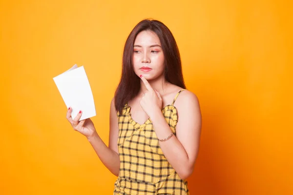 Mladá Asijská Žena Knihou Myslí Žlutém Podkladu — Stock fotografie