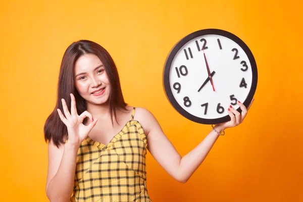 Jeune Asiatique Femme Montrer Avec Une Horloge Sur Fond Jaune — Photo