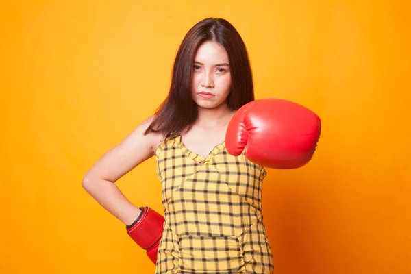 Mujer Asiática Joven Con Guantes Boxeo Rojos Sobre Fondo Amarillo —  Fotos de Stock