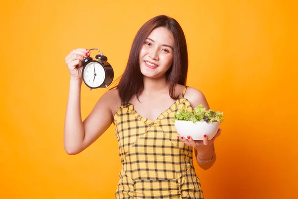Jeune Femme Asiatique Avec Horloge Salade Sur Fond Jaune — Photo